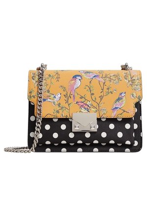 Schoudertas met gele klep met kleurrijke vogels en bloemen, zwart lichaam met witte polka dots, zilveren gesp en kettingriem.