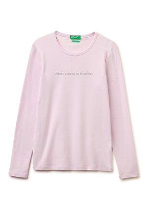 Jasnoróżowa koszulka z długim rękawem z haftowanym napisem "United Colors of Benetton" na przodzie oraz zieloną metką marki wewnątrz kołnierza.