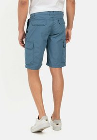 Blå cargo shorts i et letvægtsstof, med flere sidelommer, en lige pasform og en kant der falder lige over knæene.