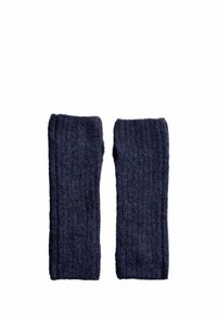 Et par mørkeblå strikkede fingerløse handsker med et ribbet mønster, lagt fladt på en hvid baggrund.