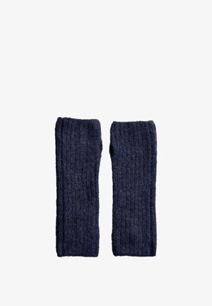 Ein Paar dunkelblaue gestrickte Fingerhandschuhe ohne Finger mit einem gerippten Muster, flach auf einem weißen Hintergrund ausgelegt.