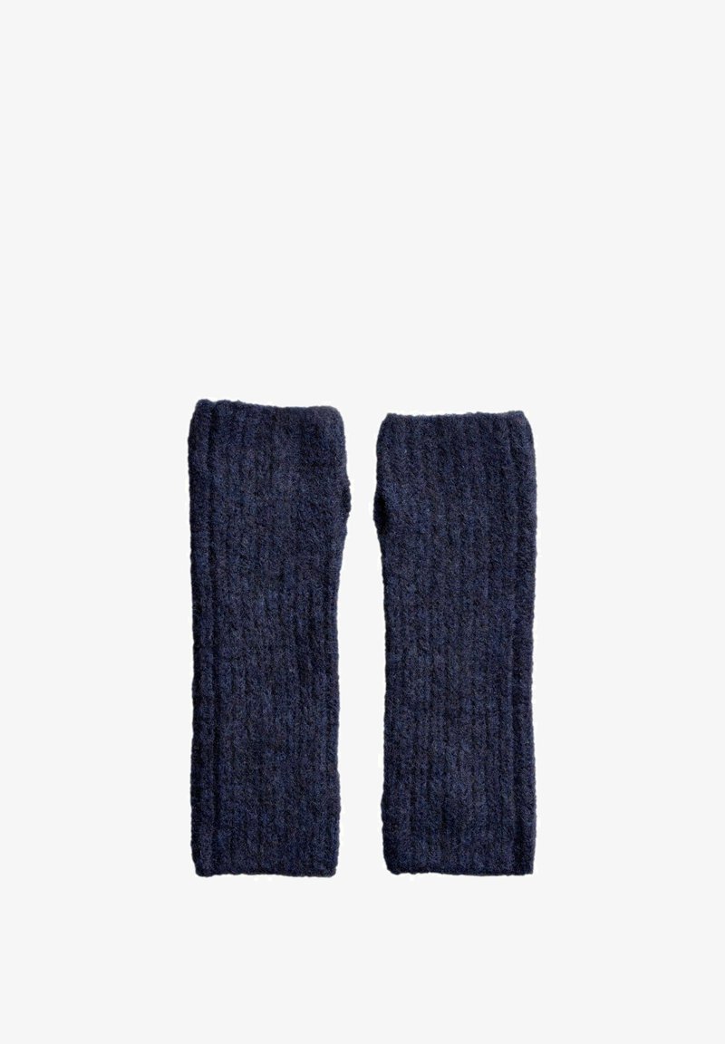 Ett par mörkblå stickade fingervantar utan fingrar med ett ribbat mönster, utlagda på en vit bakgrund.