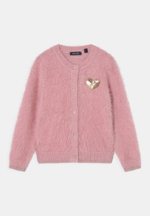 Cardigan rose duveteux boutonné avec manches longues et un petit cœur doré en sequins sur le côté gauche de la poitrine, étiqueté "Blue Seven."