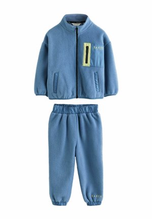Blaue Fleece-Zip-up-Jacke mit zwei Fronttaschen und passenden Hosen mit elastischem Bund, beide mit kontrastfarbener Einfassung und Markenlogo-Akzenten.