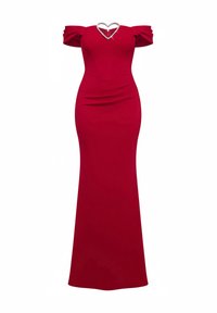 Czerwona, dopasowana sukienka z odkrytymi ramionami i dekoltem w kształcie serca ozdobionym kryształkami. Gładki materiał, długa do ziemi, z marszczeniami.