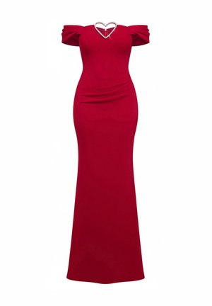 Czerwona, dopasowana sukienka z odkrytymi ramionami i dekoltem w kształcie serca ozdobionym kryształkami. Gładki materiał, długa do ziemi, z marszczeniami.