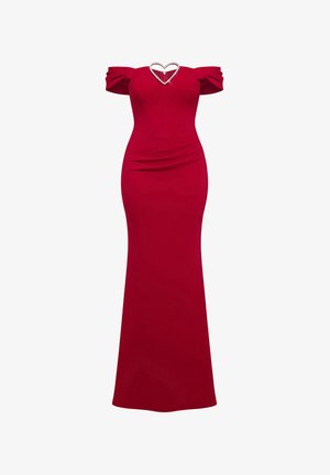 Czerwona, dopasowana sukienka z odkrytymi ramionami i dekoltem w kształcie serca ozdobionym kryształkami. Gładki materiał, długa do ziemi, z marszczeniami.