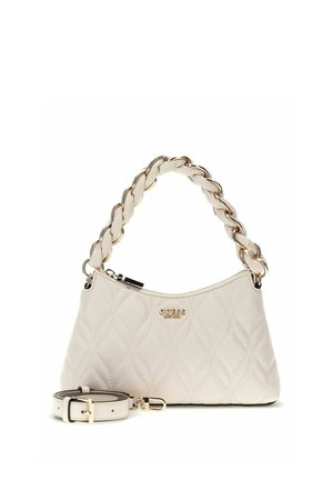 Sac à main matelassé blanc avec poignée tressée et bandoulière amovible, garnitures dorées et logo « Guess » sur le devant.