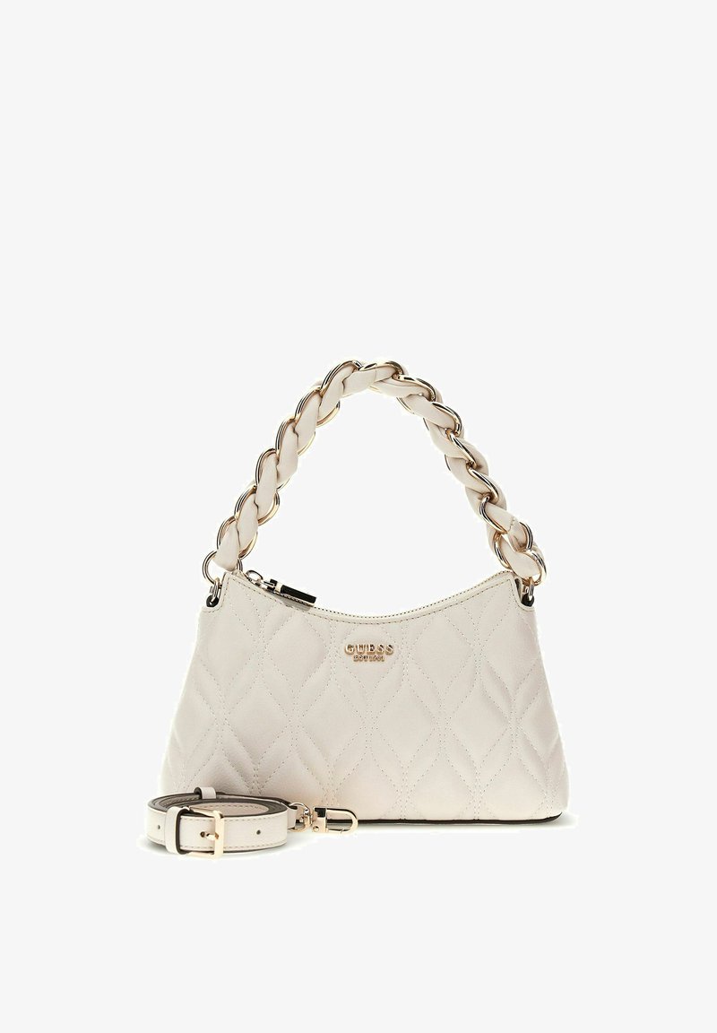 Sac à main matelassé blanc avec poignée tressée et bandoulière amovible, garnitures dorées et logo « Guess » sur le devant.