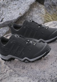Unselected, core black/core black/grey five