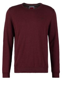 Bordeaux lange mouwen trui gemaakt van een zachte stof, met een ronde hals, geribbelde manchetten en zoom. Subtiele logoprint op de borst.