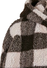 Flanelska tkanina smeđe i krem boje s karo uzorkom, s teksturiranom, mekanom površinom; s velikim kvadratima u različitim nijansama.