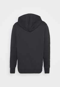 Sudadera negra con capucha, de textura suave, con mangas largas y un bolsillo tipo canguro. Presenta un dobladillo y puños acanalados, se muestra la vista posterior.