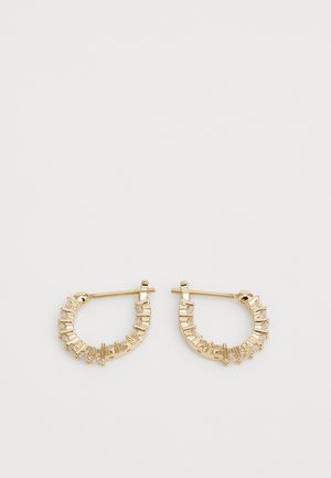 Χρυσά σκουλαρίκια κρίκοι με ραβδωτό σχέδιο και μικρές διαυγείς κρύστες κατά μήκος της άκρης, δημιουργώντας μια υφή και ανακλαστική επιφάνεια.