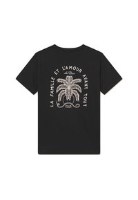 Maglietta nera in cotone a maniche corte, con testo bianco e design di palma sul retro. Il testo recita "LA FAMILLE ET L'AMOUR AVANT TOUT."