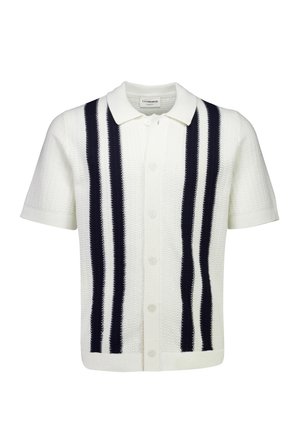 Witte gebreide korte mouw cardigan met zwarte verticale dubbele strepen en knopen aan de voorkant, voorzien van een polokraag.