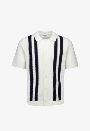 Weißer Strickcardigan mit kurzen Ärmeln, schwarzen vertikalen Doppelstreifen und Knöpfen vorne, mit Polokragen.