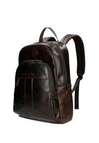 Bruine leren rugzak met een gladde textuur, voorzien van ritsen, een voorkantvak en gewatteerde schouderbanden. Compact, rechthoekig ontwerp.