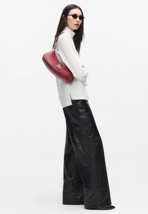 KARL LAGERFELD, K/AUTOGRAPH DROP SMALL CURVED - Дамска чанта - dark cherry
