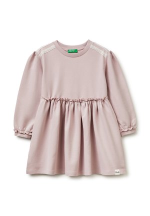 Vestito per bambina in rosa polveroso a maniche lunghe, con vita arricciata, polsini elasticizzati, dettagli in pizzo sulle spalle e scollo rotondo.