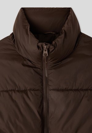 Brązowa kurtka puchowa z wysokim kołnierzem, posiadająca centralny zamek błyskawiczny i gładką, błyszczącą teksturę. Projekt zawiera poziome przeszycia.