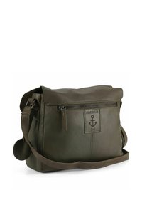 Borsa a tracolla in pelle verde con chiusura a zip, tracolla regolabile e toppa con logo raffigurante un'ancora. Texture liscia e design strutturato.