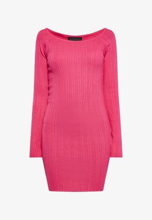 Feszes, hosszú ujjú ruha bordázott anyagból élénk rózsaszínben. Válltalan nyakkivágás és testhezálló fazon rövid szegéllyel.