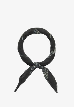 Mustan huivin, joka on valmistettu kevyestä kankaasta ja jossa on paisley-kuvio harmailla ja valkoisilla yksityiskohdilla, terävät päät ja solmittu keskikohta.