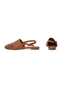 Bruine leren slingback schoenen met een spitse neus, voorzien van uitgesneden patronen en een platte zool. Verstelbare enkelriem voor een veilige pasvorm.