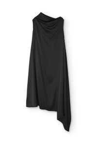 Robe noire asymétrique en tissu léger, avec un décolleté drapé et un ourlet cascade qui descend sous le genou.