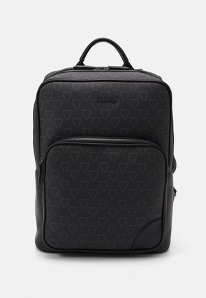 Zwarte Valentino-rugzak met overal V-logo patroon, voorvak met ritssluiting, bovenste handvat en gevoerde zijkanten.