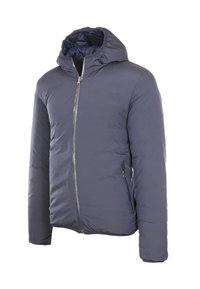 Giacca imbottita blu scuro con cappuccio integrato, zip frontale e tasca laterale con zip su sfondo bianco.