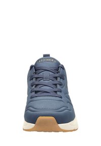 Blauer Sportschuh mit glattem synthetischem Obermaterial, perforiertem Design, strukturierten Schnürsenkeln und hellfarbiger Gummisohle. Skechers-Logo auf der Zunge.