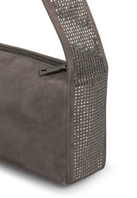 Szara torba z zamszu z metalową siatkową rączką na ramię. Posiada zamek błyskawiczny i elegancki prostokątny kształt. Teksturowana powierzchnia i minimalistyczny design.