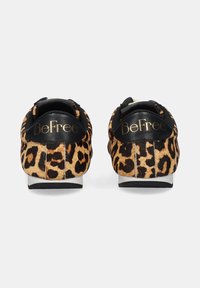 Zapatillas con estampado de leopardo, con un exterior de piel texturizada, acentos negros y una suela plateada. El nombre de la marca "BeFree" está grabado en dorado en el talón.