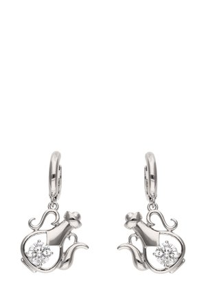 Ezüst színű lógós fülbevalók, amelyek stílusos kivitelben készültek, és egy kerek, tiszta drágakő található bennük elegáns csavaros formában.