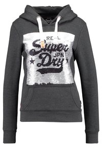 Felpa grigia con design in paillettes che presenta la scritta "Real Superdry" in nero. Include una tasca frontale e un cappuccio con coulisse.