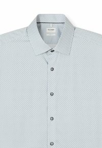 Hellblaues Hemd mit geometrischem Muster. Verfügt über einen Haifischkragen und fünf dunkle Knöpfe vorne, figurbetontes Design.