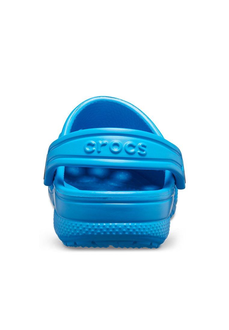 Sandalia de goma azul Crocs con tira trasera, plantilla texturizada con puntos en relieve y un diseño redondeado suave. Logo en la tira.