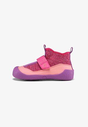 Różowo-fioletowy dziecięcy but z teksturowaną cholewką, rzepem i gumową podeszwą z wzorzystym bieżnikiem. Zaokrąglony nos.