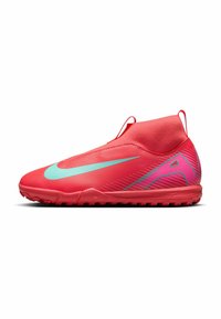 Punaiset jalkapallokengät, joissa on korkea malli, sileä synteettinen materiaali ja erottuva akvapehmeä Nike-logomerkki; teksturoitu pohja pidon parantamiseksi.