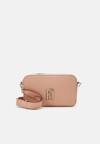 Crossbody kabelka z broskvové kůže se zlatým kovovým doplňkem, obdélníkového tvaru, s nastavitelným popruhem a texturovaným povrchem.