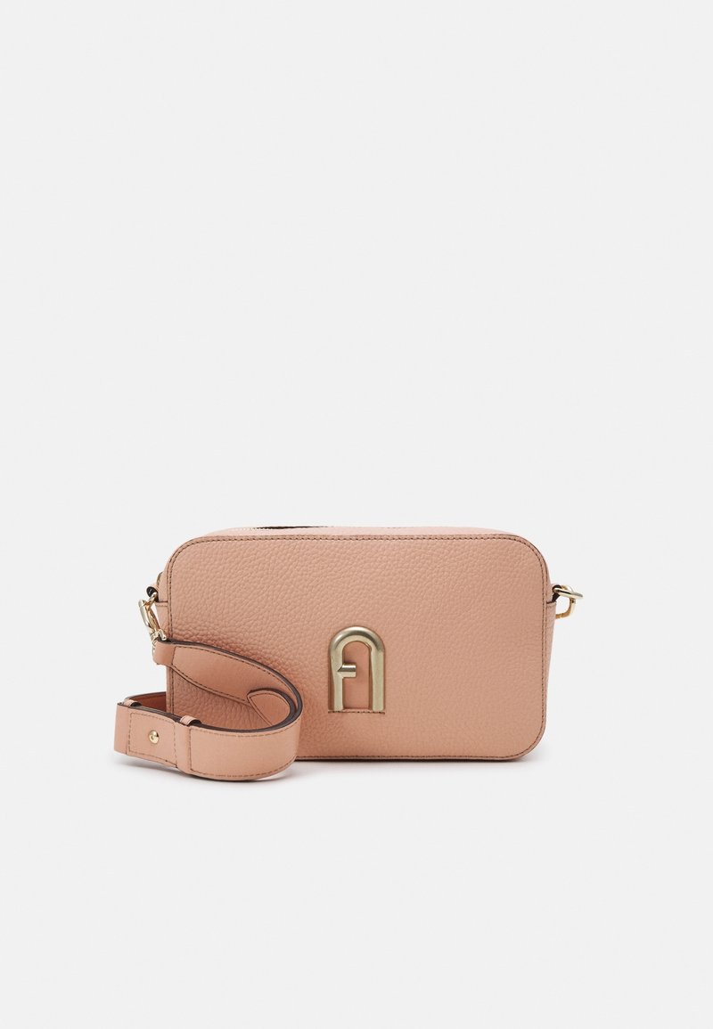 Crossbody kabelka z broskvové kůže se zlatým kovovým doplňkem, obdélníkového tvaru, s nastavitelným popruhem a texturovaným povrchem.