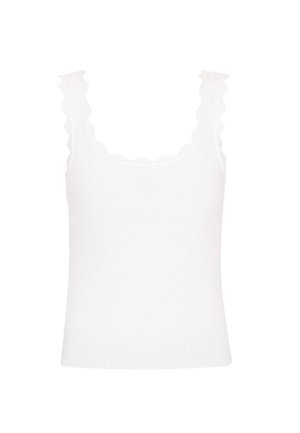 Bijela rebrasta majica bez rukava s valovitim rubovima na naramenicama i izrezu, s prilagođenim dizajnom i laganom teksturom.