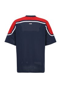 Granatowa siatkowa koszulka sportowa z czerwonymi krótkimi rękawami, białym wykończeniem i logo Fila. Posiada luźny krój i oddychający materiał.