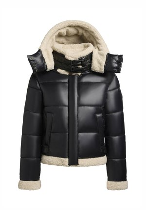 Melna puffer jaka ar īsu dizainu, ādas akcentiem uz apkakles un piedurknēm, kā arī ar sprādzes detaļu uz kakla.