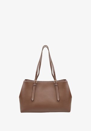 Bruine leren totebag met een gestructureerde vorm en een textuurafwerking, dubbele schouderbanden en witte stiksels. Ritsluiting aan de bovenkant.