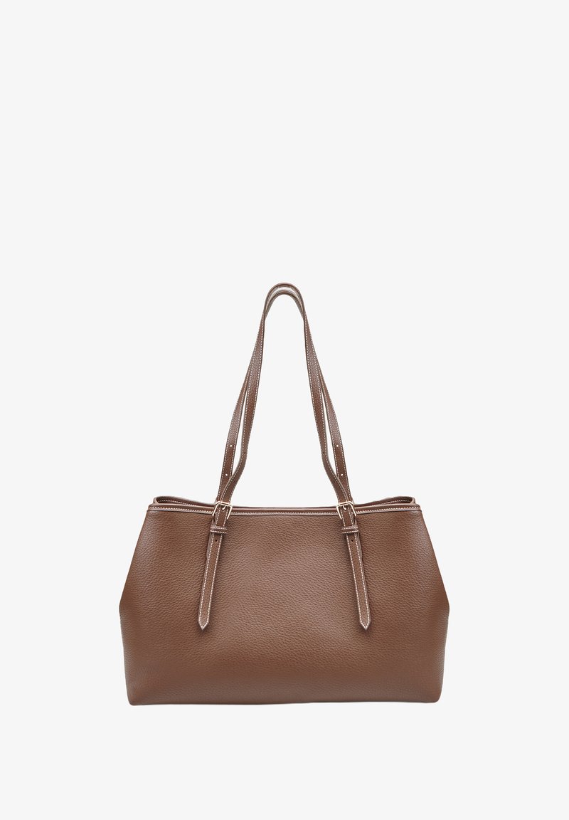 Borsa a tracolla in pelle marrone con finitura testurizzata, forma strutturata, doppie spalline e dettagli in cucitura bianca. Chiusura con zip nella parte superiore.