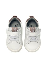 Witte leren sneakers met bruine accenten, ronde neus en veters/klittenband sluiting. Opvallend logo op de tong en een gestructureerd patroon op de inlegzool.