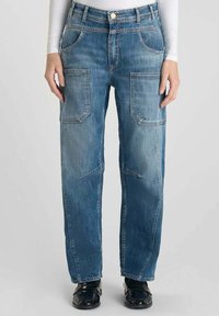 Jeans en denim bleu clair avec une coupe décontractée, dotés de plusieurs poches, d'un design à jambes droites et d'un léger délavage sur l'ensemble du tissu.